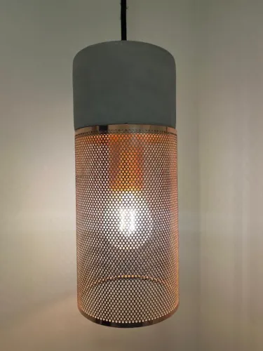 Luminária Pendente de Design Industrial Premium - Cúpula de Cimento e Metal Telado Cobre