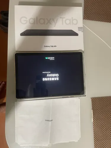 Tablet Samsung A9+ na caixa.