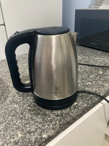 Chaleira Elétrica Electrolux Inox 1.8L - Seminova, Impecável e c/ Nota Fiscal (110V)