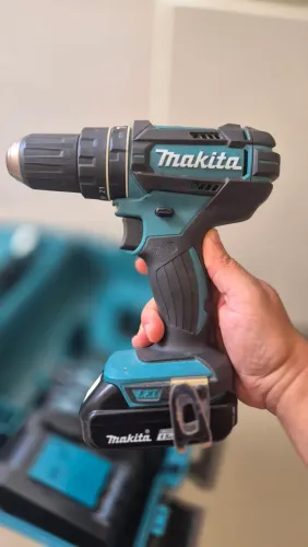FURADEIRA E PARAFUSADEIRA MAKITA DHP482. Completa. Acompanha caixa de pontas.