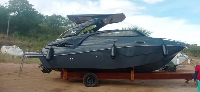 Lancha NX 28 pés teto rígido completa de tudo motor mércuri 300 só tem 100 horas de uso