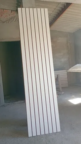 Painel Canaletado Branco para Ganchos e Acessórios