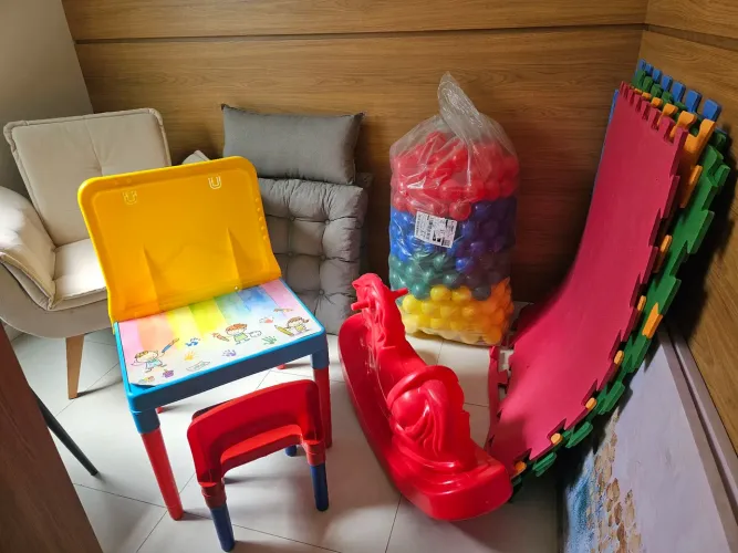 Vendo mesinha infantil com cadeira, gangorra, 300 bolinhas, 5 tapetes EVA 1mx1m