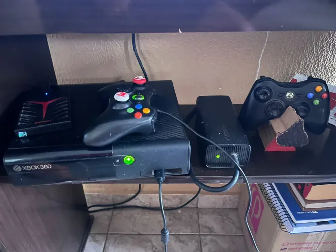 Xbox 360 super slim com HD lotado de jogos 500 pra ir embora rapido