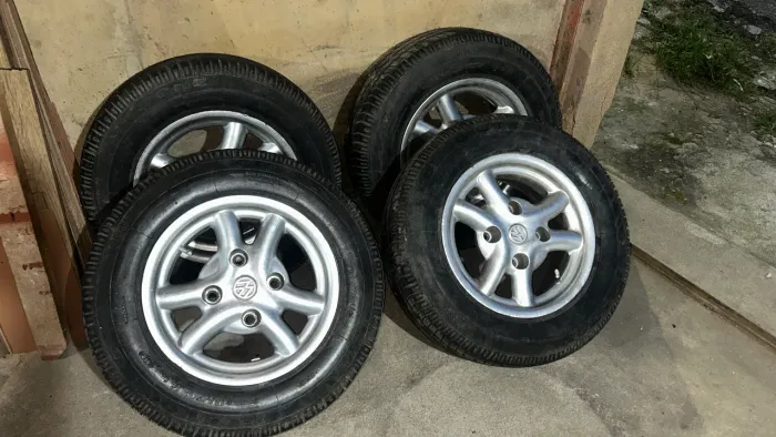 Rodas Fusca aro 14 com pneus remold em bom estado