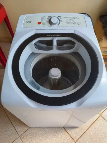 Máquina de lavar roupa em ótimo estado.