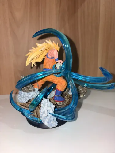 Vende-se ate figure do Goku