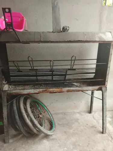 Uma churrasqueira grande 