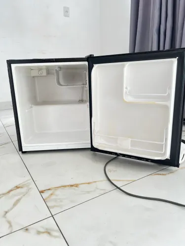 Vende-se frigobar Philco 45L