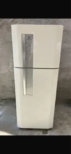lectrolux modelo DF51 Duplex Frost Free 110 volts.