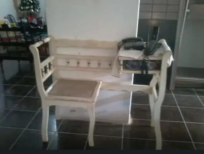 Cadeira de telefone e mesa de centro 