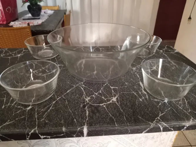 Vendo saladeira de vidro 5 peças bem conservada. Valor 40,00,00