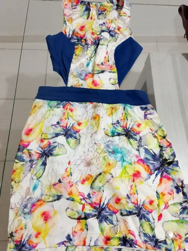 Vestido Estampado com Recorte 