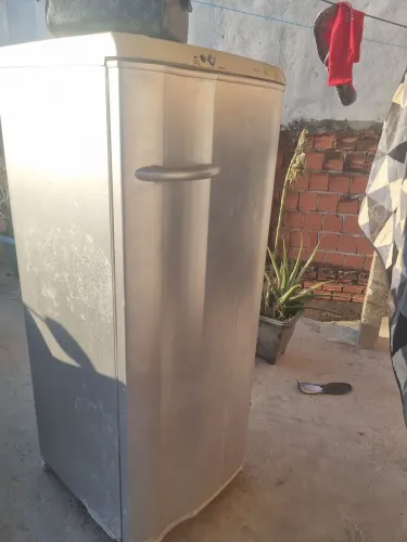 Vendo geladeira de gelo seco 24 l