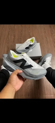 Tênis New Balance Fuelcell Elite cinza