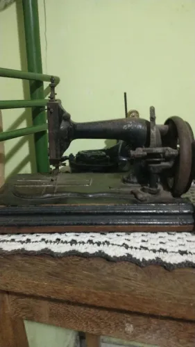 Máquina de costura antiga para decoração