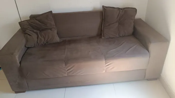 2 sofás,1 caixa de som grande e 2 guarda roupa