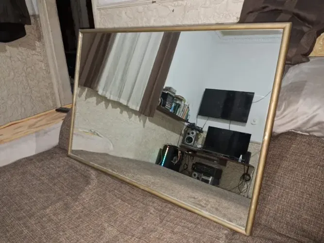 Espelho decorativo retangular 0,90m X 0,60m moldura de alumínio dourado