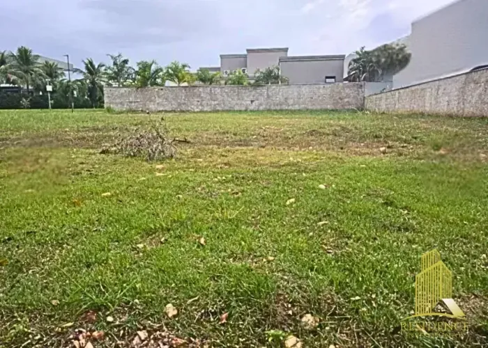 Casa de condomínio para venda tem 839 metros quadrados