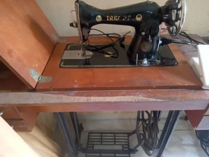 Máquina de costura antiga funcionando