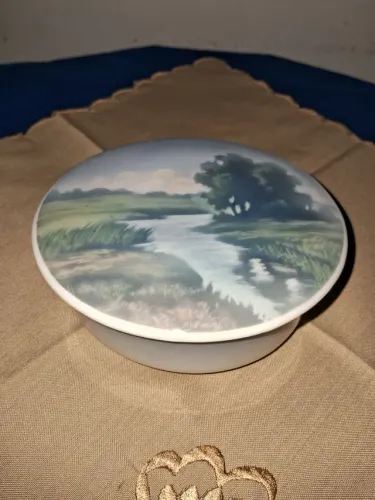 Antiga caixinha de porcelana com paisagem