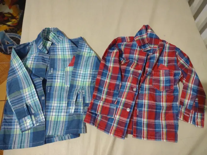 Duas camisas xadrez infantis