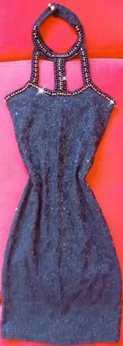 Vestido preto de renda com pedrarias