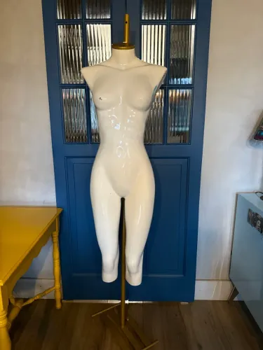 Manequim meio corpo em fibra de vidro pintado de laca brilhante branca 