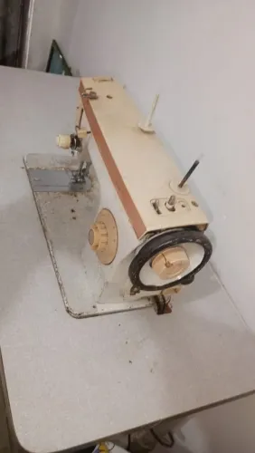Máquina de Costura Elétrica Vintage