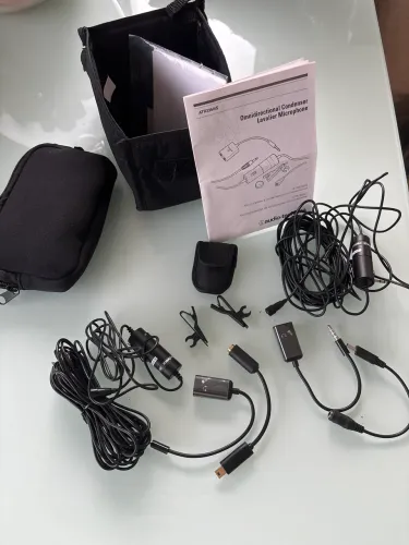 Dois microfones de lapela com fio