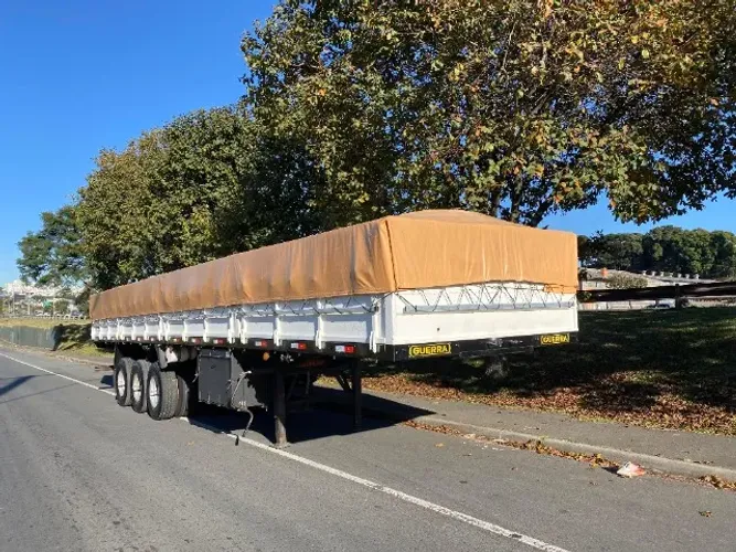 Carreta carga seca grade baixa Ano 2000 12.40 S/pneu Assoalho de compensado naval