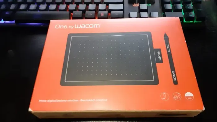 Mesa Digitalizadora One By Wacom CTL472, Pequena, Cor Preto e Vermelho (Usado)