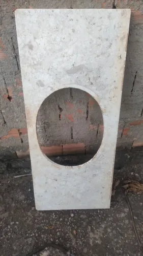 Cuba de pedra com furo