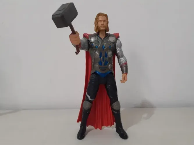 Boneco de ação Thor "The Might Avenger" com o martelo da marca Hasbro 2011 (20cm.)
