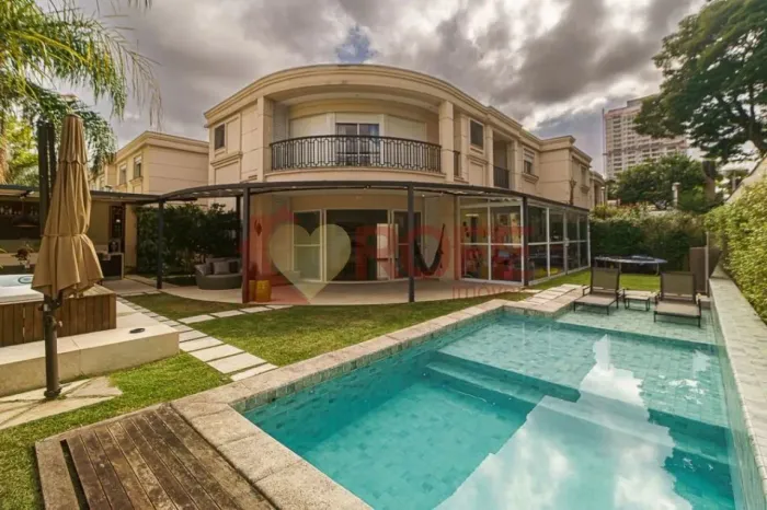 Casa Exclusiva em Condomínio Fechado no Campo Belo | 440 m² | 4 Suítes | Piscina e Área Go