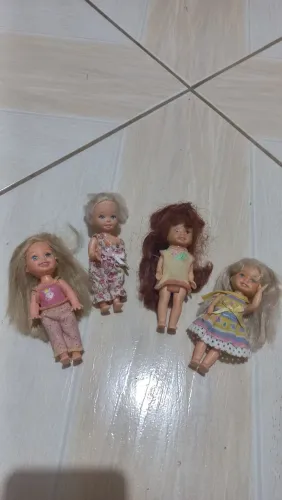 Lotinho de bonequinhas.