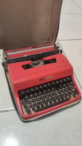 Máquina De Escrever Olivetti Lettera 32