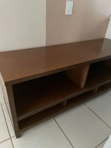Mesa de madeira com prateleiras