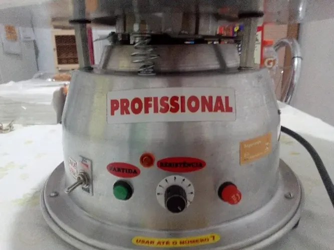 Máquina de Algodão Doce Profissional em Alumínio Ademaq 127/220V - Usada