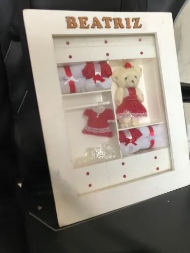 Quadro Personalizado BEATRIZ com Urso e Roupinhas - Decoração Infantil Exclusiva