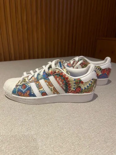 Tênis adidas superstar collab com farm