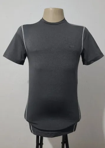 Camisa da Under Armour Cinza tamanho M, bonita, original, bem confortável.