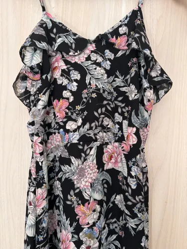 Vestido floral preto longo AFFETO com trançado nas costas
