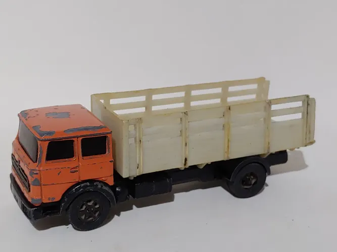Miniatura de caminhão graneleiro Bubu (argentino)
