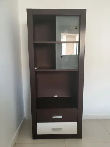 Armário de Madeira com portas de vidro e duas gavetas