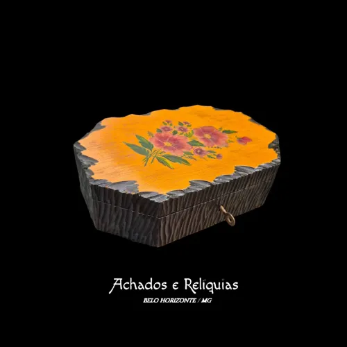Caixa Decorativa Vintage com Pintura Floral e Forro Vermelho