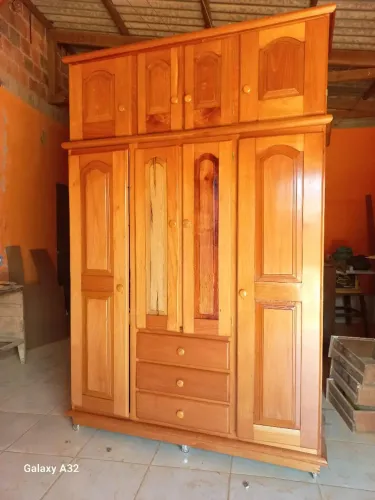 Vendo um guarda roupa solteirão em madeira 