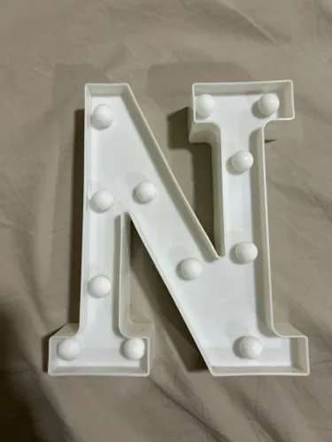 Letra decorativa N com luzes