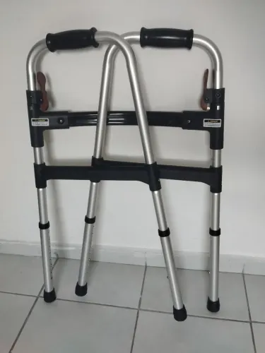 Andador ortopédico dobrável.