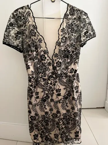 Vestido de renda preto e bege (Ágatha) 